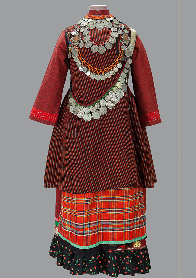 Die Kollektion enthält unter anderem Kleider aus dem europäischen Teil Russlands des 19. Jahrhunderts. / Frauenkleid, Dorf Baltassi, Tatarstan, Ende des 19. – Anfang des 20. Jahrhunderts.