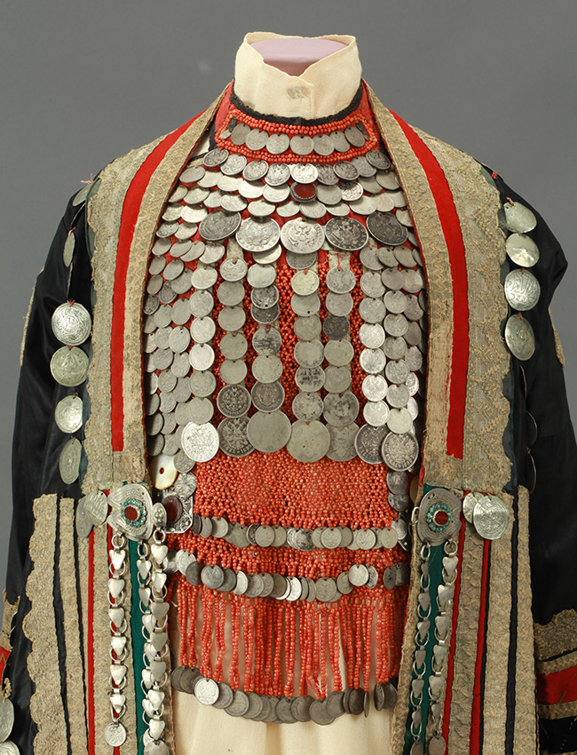 　このコレクションには織物、かぎ針編み、皮革、毛皮、金属、ガラス、真珠、プラスチックやその他の材料を使って作られた品が含まれている。/ 女性の衣装。バシコルトスタン共和国。19世紀末。