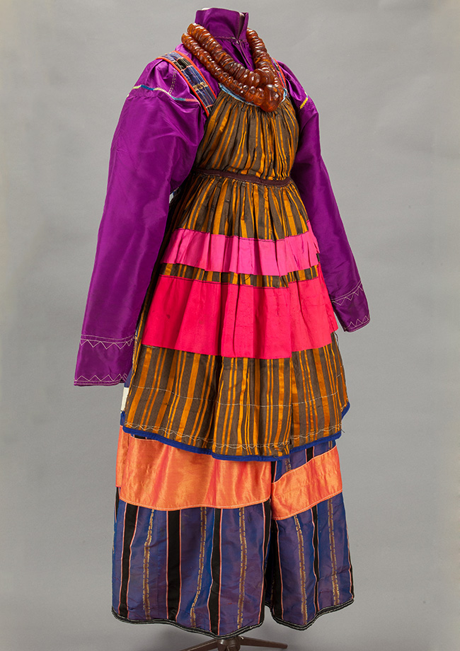 Zanimljivo je primijetiti da su modni trendovi u Rusiji nastajali na temelju različitih utjecaja. Primjerice, šarene košulje i pregače pojavile su se po uzoru na odjeću Tatara iz Kazanja. / Ženska nošnja. Kraj 19. i početak 20. stoljeća.