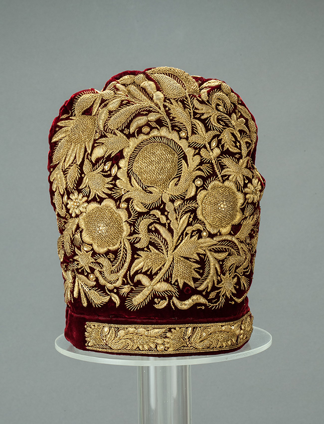 　衣装だけでなく、頭飾り、ベルトやアクセサリーも展示される。真珠や金の刺繍が施された18世紀末のココシニク (扇状の飾り帽) のほか、18世紀末から19世紀初頭のサンドレスがその例だ。/ 女性用の頭飾り「カルファク」(既婚女性用)。カザン。19世紀初頭。
