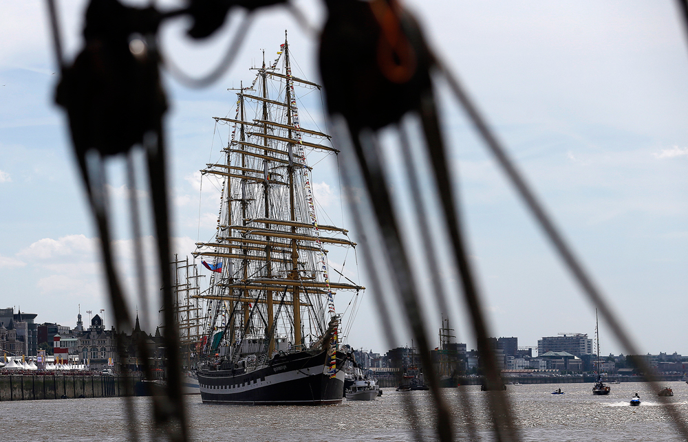 Корабът „Крузенщерн“ на парада преди началото на ветроходната регата Tall Ships Race 2016 в Антверпен, Белгия.