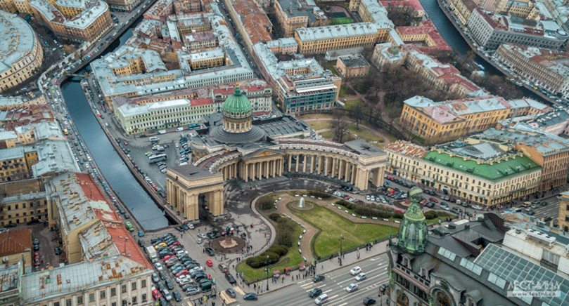 Das Programm korrigiert die Bilder: Es zoomt heran, verändert die Höhe und den Winkel. / Die Kasan-Kathedrale, Sankt Petersburg