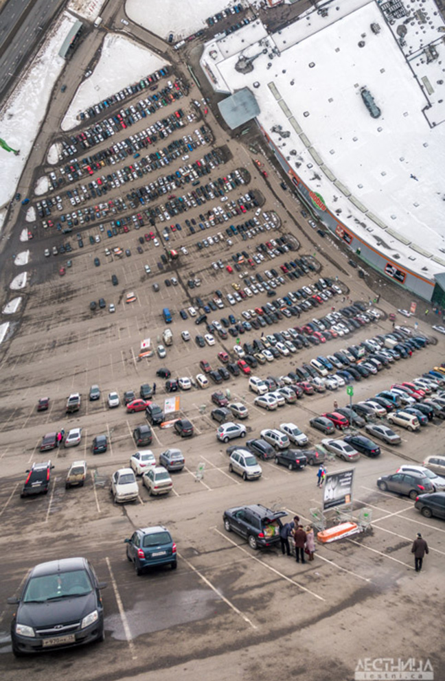 Компанија „Лестница“ позната је по својим јединственим панорамским снимцима са „закривљеним“ хоризонтом. / Паркиралиште, Владимир.