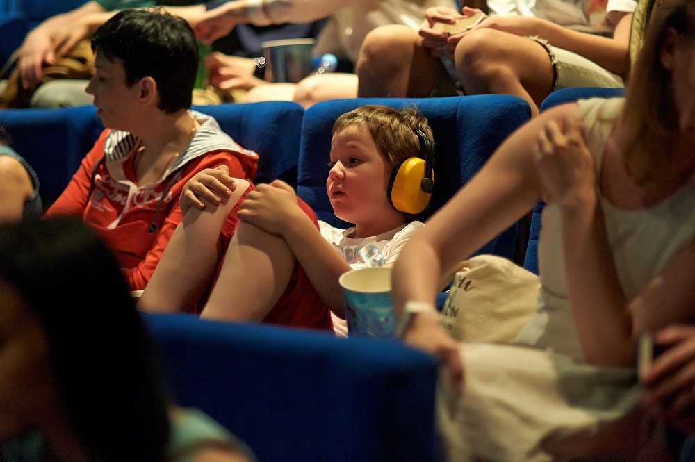 Giovani spettatori al cinema.