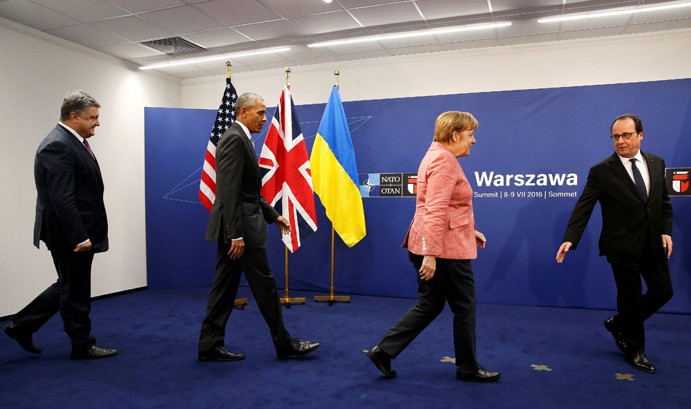 De gauche à droite : Petro Porochenko, président de l'Ukraine, le président américain Barack Obama, la chancelière allemande Angela Merkel et le président de la France François Hollande lors du sommet de l'Otan à Varsovie, Pologne.