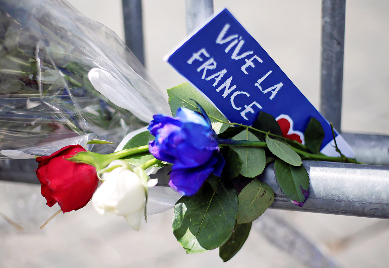 Flowers are seen attached to a fence to remember the victims of the Bastille Day truck attack in Nice in front of the French embassy in Rome, July 15, 2016. 