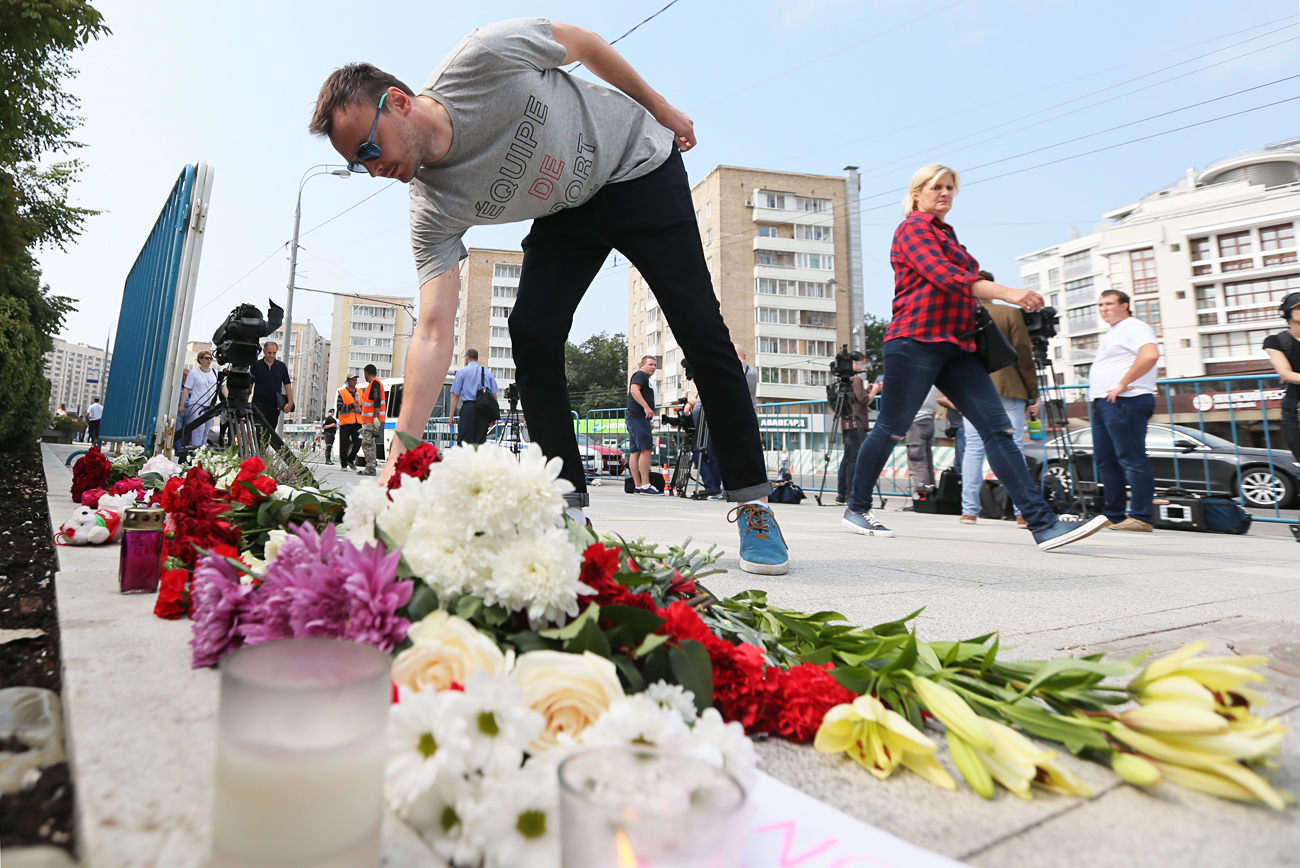 Un homme dépose des fleurs devant l'ambassade de France à Moscou. 