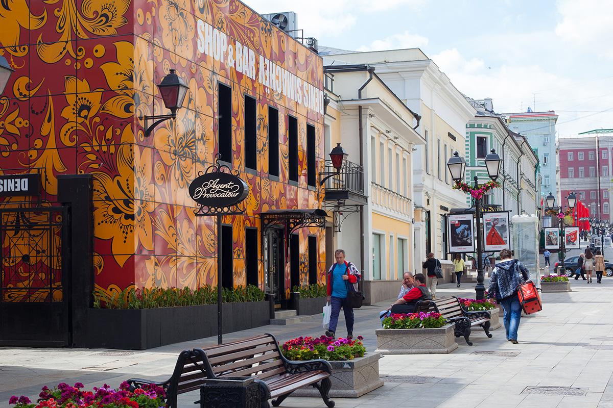 Simachev Bar is an important part of nightlife in Moscow. How can you find it? The building is a khokhloma box in the middle of Stoleshikov Lane.