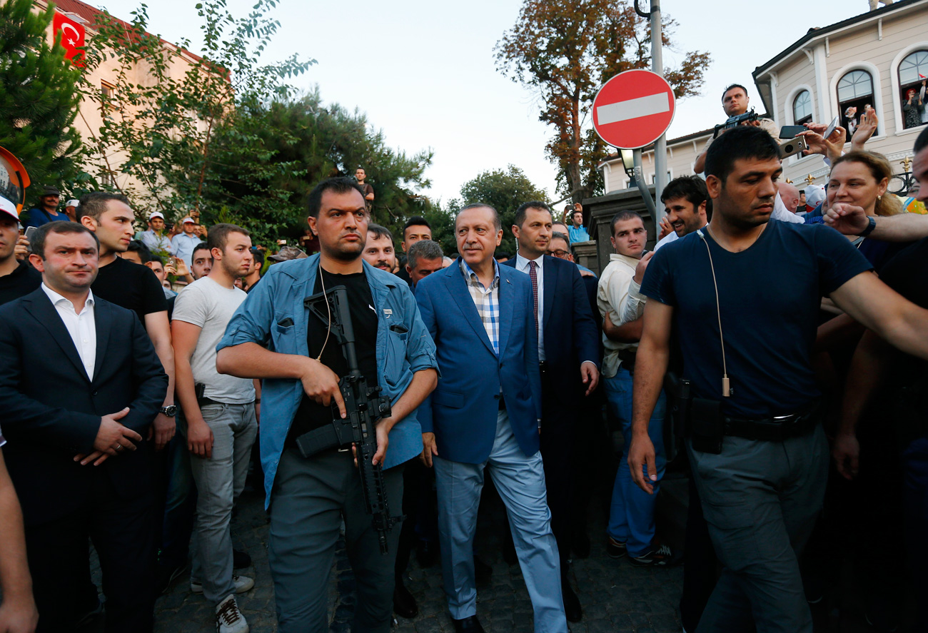 2016년 7월 16일. 레제프 타이이프 에르도안 터키 대통령이 경호를 받으며 지지자들이 모인 이스탄불 거리를 걷고 있다.
