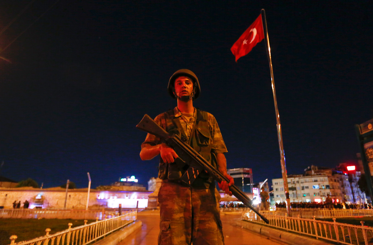 Un militar durante la noche del viernes al sábado, cerca de la plaza Taksim en Estambul.