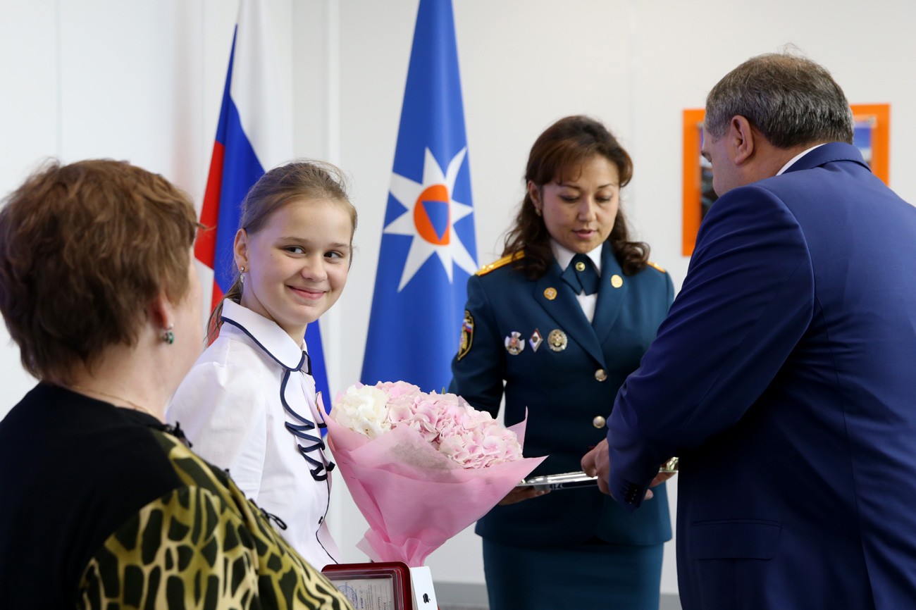 Министар за ванредне ситуације Владимир Пучков доделио је 14-годишњој Јулији Корољ медаљу за спасавање деце на Сјамозеру