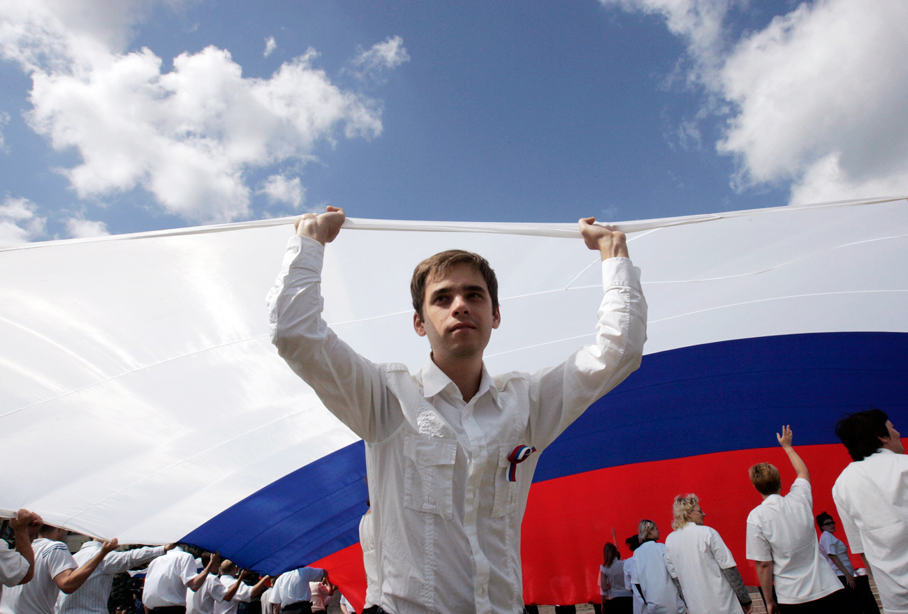 스타브로폴 시, 주민들은 6월 12일 러시아 국경일을 맞아 러시아 국기를 흔들고 있다. 