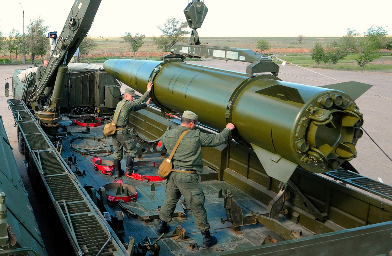 Војници припремају ракету за лансирање на систему „Искандер-М”.  