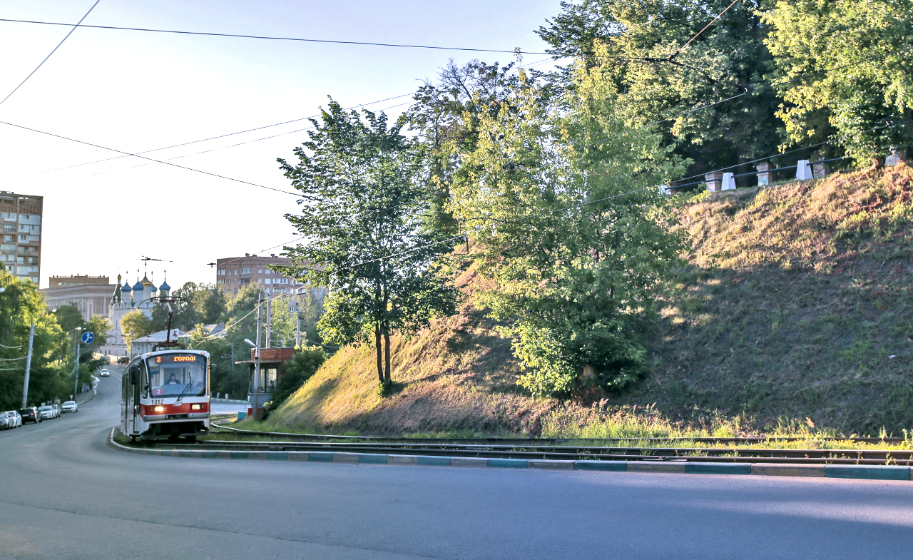 Возенето на трамваите в Нижни Новгород далеч не е обикновено туристическо пътуване. Местната трамвайна система е най-старата в Русия. Построена е за откриването на гореспоменатото изложение през 1896 г. и е необикновена с това, че първоначално се състои от четири различни трамвайни системи с трима различни собственици, всяка със собствено междурелсие. За щастие, днес всичко е стандартизирано.