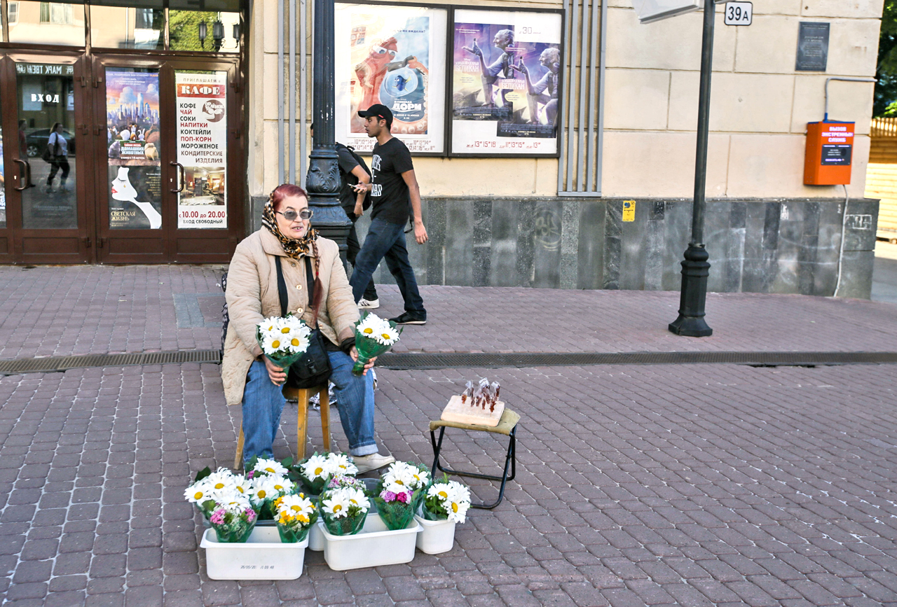 Nizhny is also about bustling trade – be it flowers, Khokhloma tableware, Belarusian knitwear, or Chinese sunglasses. Where there’s trade, there’s life.