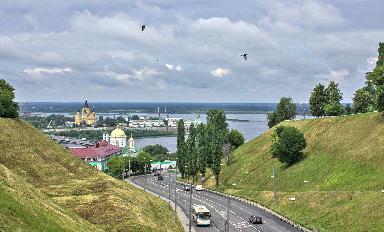 Nizhny Novgorod’s unique rhythm comes from its students (the city is home to a large number of higher education institutions), modern enterprises (Red Sormovo, GAZ, the aircraft plant Sokol, etc.), research institutions, numerous theater and music festivals, and concerts in the Conservatory and Philharmonic halls.