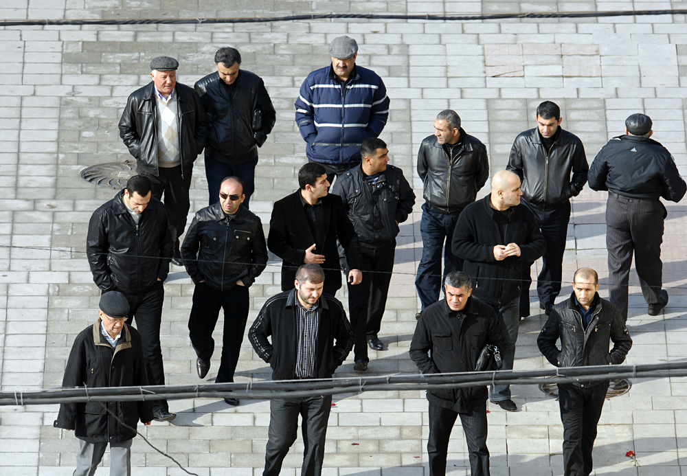 Des gens lors du service funèbre pour le parrain de la mafia russe Viatcheslav Ivankov, alias Iapontchik (petit Japonais), au cimetière Vagankovskoïe à Moscou.