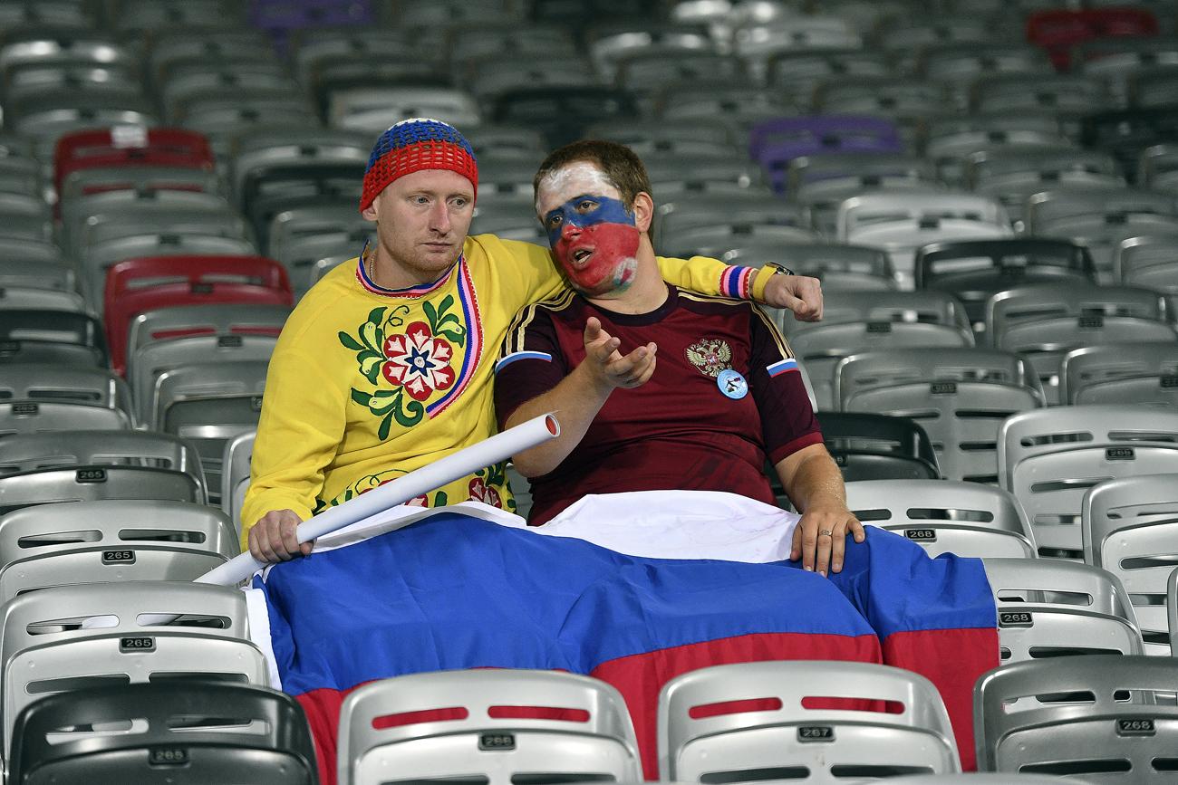 Dua orang suporter timnas Rusia setelah pertandingan babak penyisihan grup antara Rusia dan Wales pada Euro 2016.
