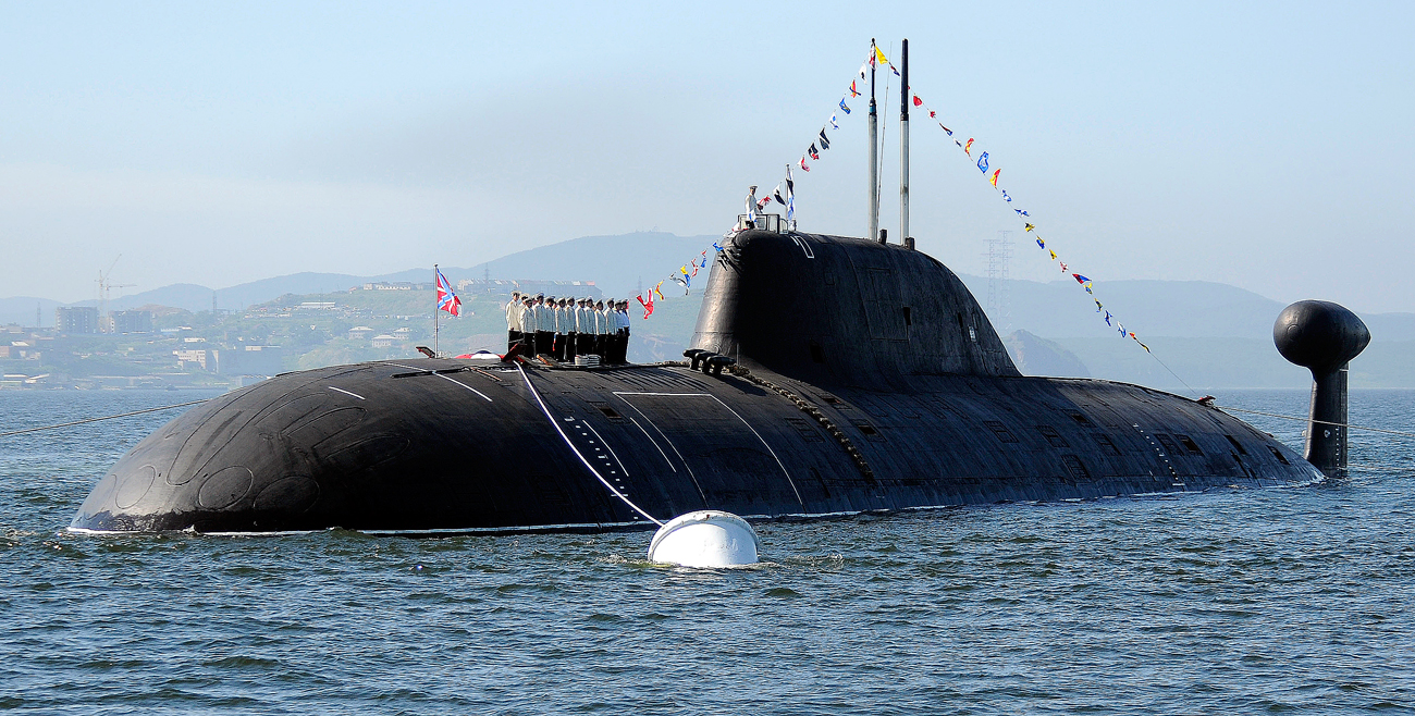 Submarino de classe Akula nas águas de Vladivostok