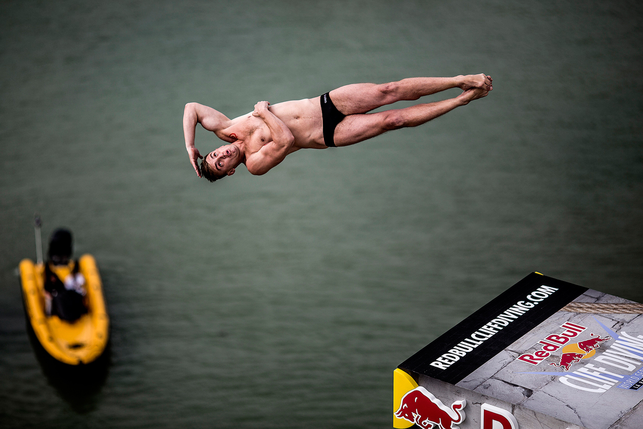  Артјом Силченко од Русија скока од 27 метри висока платформа на Кулата „Свети Никола“ во текот на првата тренинг сесија од четвртата етапа на Ред Бул Скокови во вода во Ла Рошел, Франција.