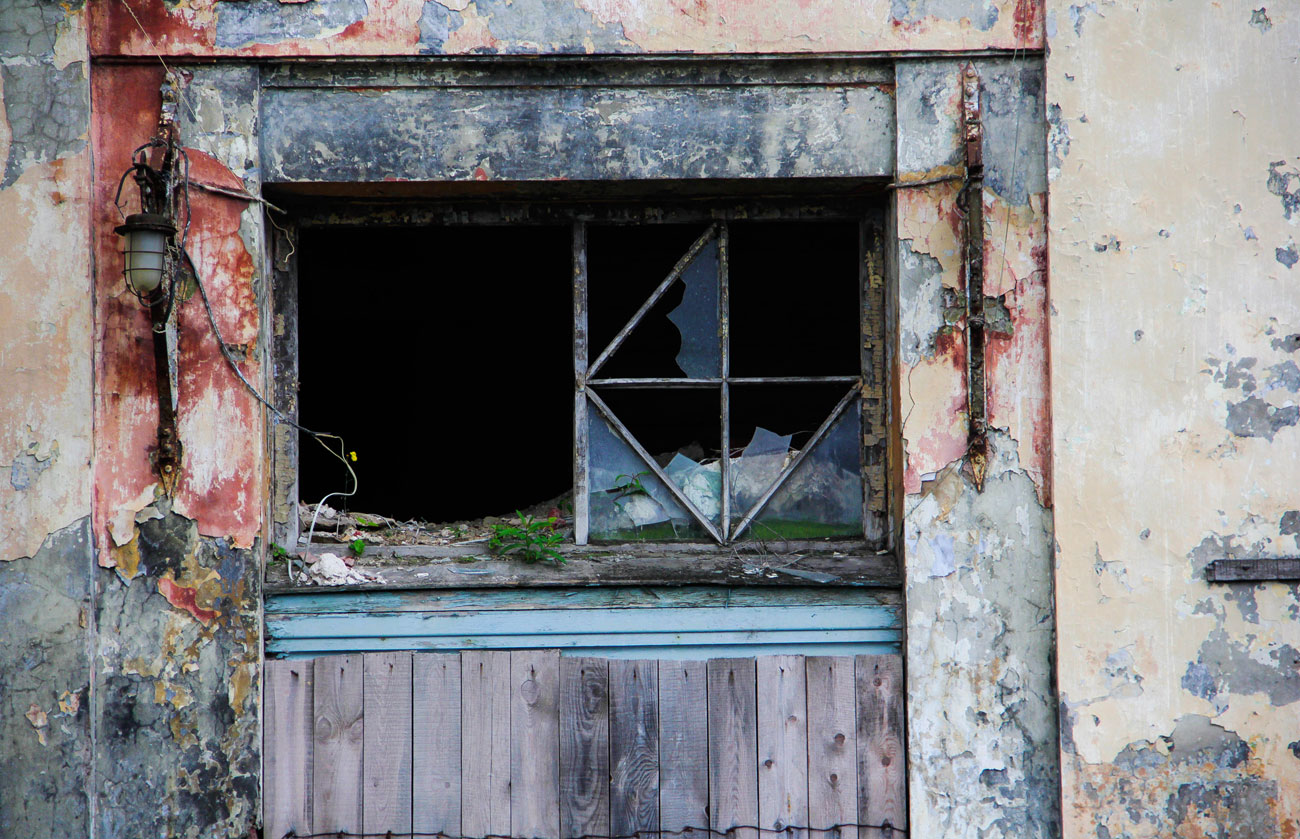 Il destino di questo gioiello architettonico alla fine è stato segnato nella metà degli anni Novanta, dopo un guasto a una delle stazioni per il riscaldamento della città: le autorità locali hanno infatti deciso di tagliare il riscaldamento centrale dell’edificio e reindirizzare le forniture ai quartieri residenziali colpiti dal disagio