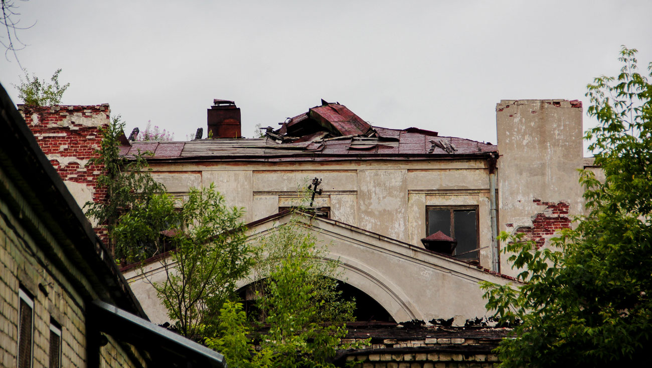  The Lenin Palace of Culture survived that harsh winter, but its inner walls were attacked by mold and mildew. Restoration is now a long shot.