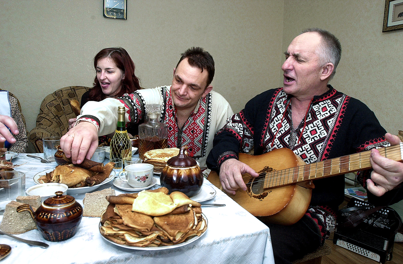 Una famiglia russa durante la Maslenitsa. 