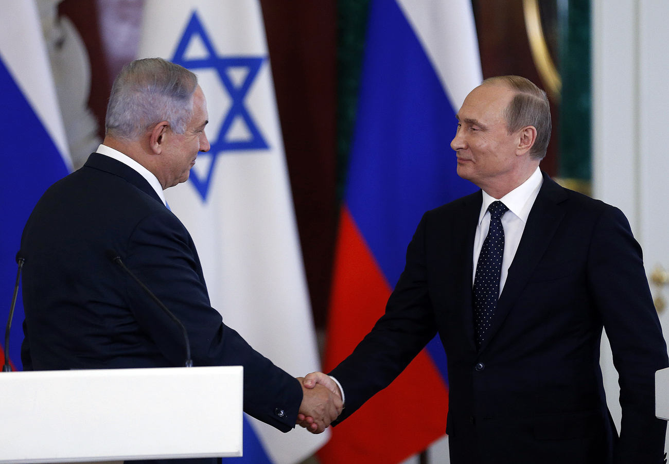 Le président russe Vladimir Poutine (à droite) et le premier ministre israélien Benjamin Netanyahu se serrent la main  lors d'une conférence de presse suite à leur entretien au Kremlin à Moscou.