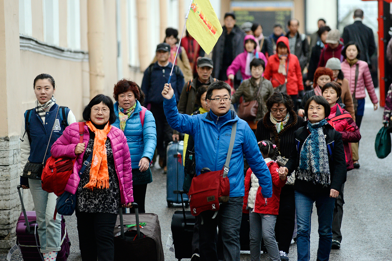 Turisti cinesi a San Pietroburgo. 