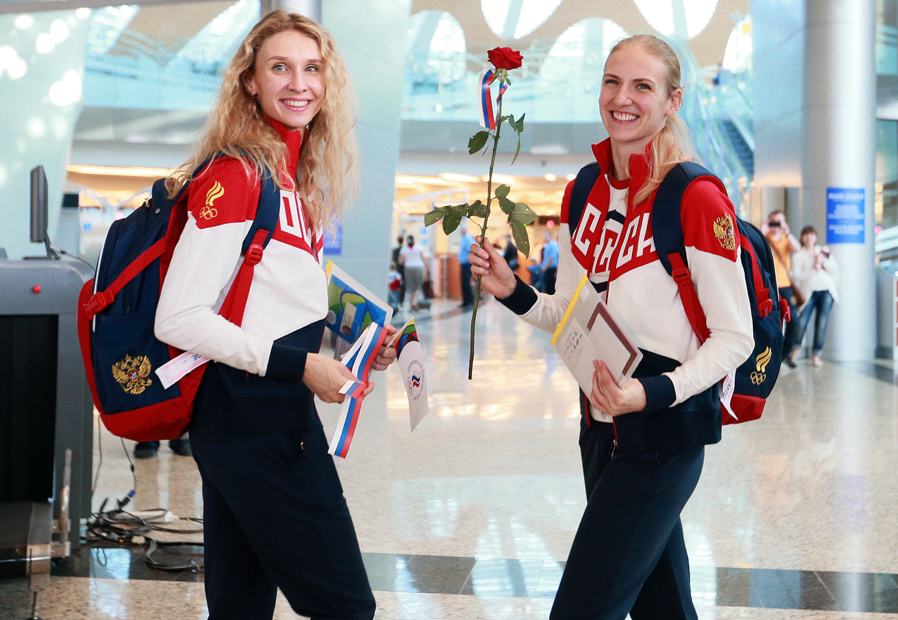 Членовете на олимпийския отбор на Русия Светлана Ромашина (вдясно) и Наталия Ишченко на летището „Шереметиево“ в Москва заминават за Олимпиадата в Рио де Жанейро.