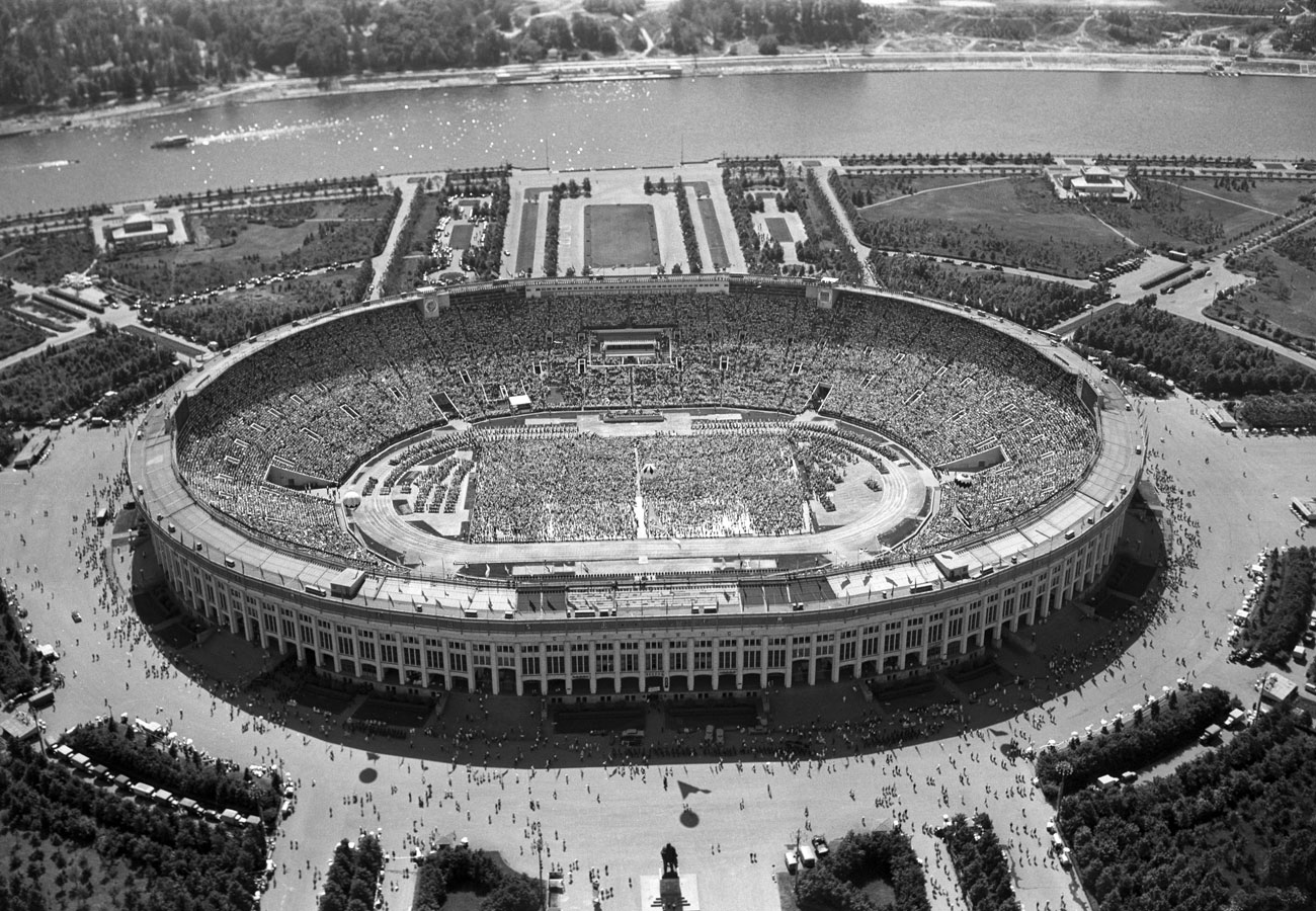 Московският стадион „Лужники“ е построен през 1956 г., малко след като руските атлети се състезават за първи път на Летните олимпийски игри в Хелзинки през 1952 година.  