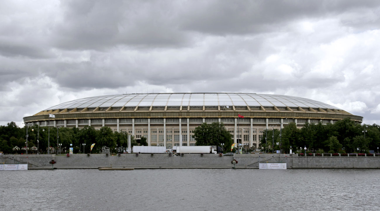 През 1997 г. „Лужники“ се сдобива с панорамен покрив, който да пази зрителите от дъжда. Въпреки това, много от феновете критикуват арената за слабата видимост от повечето места. 