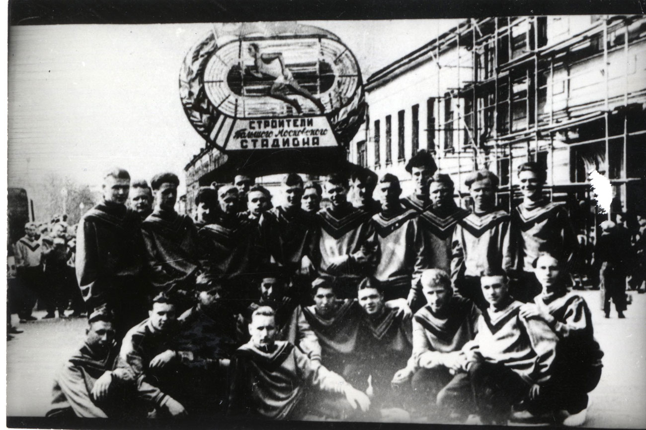 Отборът на СССР, който се представя неочаквано добре и печели второ място на стълбицата в Хелзинки, е имал нужда от постоянно тренировъчно пространство. Съветските архитекти и строителни работници обединили сили и издигнали новия стадион само за 450 дни. 