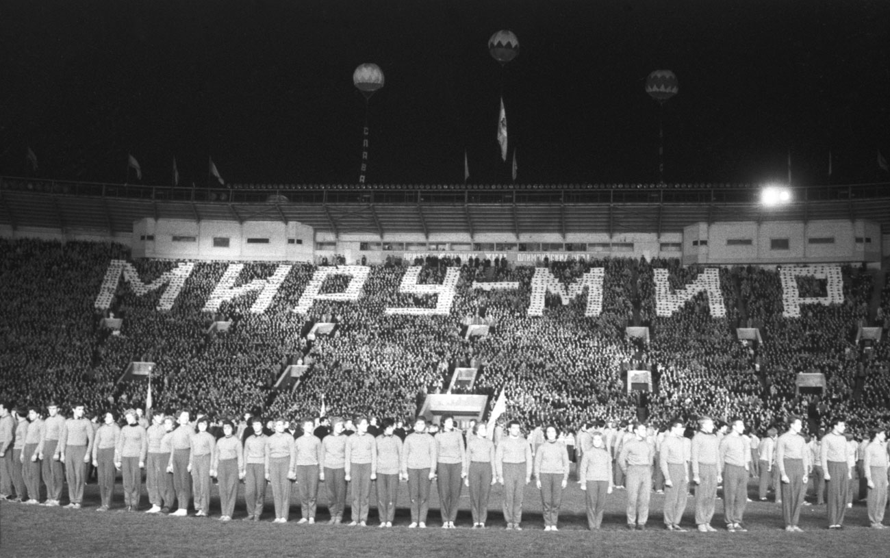 　新しい巨大な建造物がウラジミール・レーニンの名にちなんで名付けられたことに驚きはない。1992年に、同スタジアムはルジニキと改名された。// 1960年ローマ夏季五輪でのソ連入賞者たちの勝利パレード