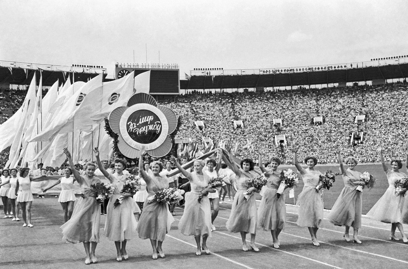 Luzhniki made a bright debut, hosting the opening ceremony of the 6th World Festival of Youth and Students in July 1957.