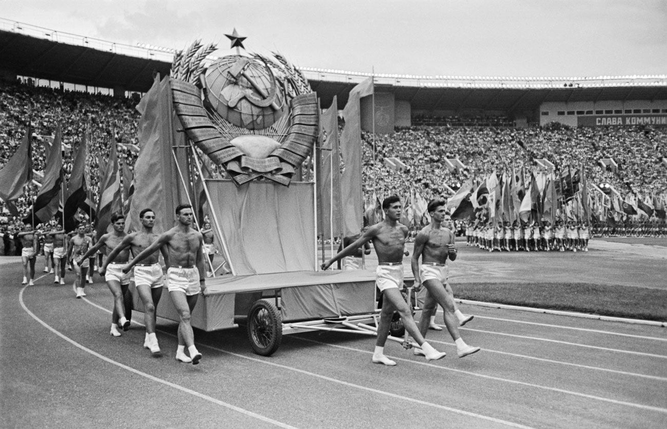 Огромният стадион бил идеалното място за церемонии на спортни събития, предназначени да демонстрират духа на комунистическото общество. / 1959 г., церемония по откриването на втората Спартакиада на народите от СССР.