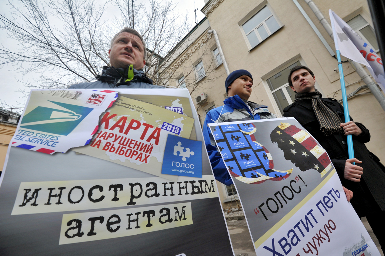 Moscou, Russie, le 5 avril 2013 : Des membres du Syndicat de citoyens de la Russie manifestent devant le siège l’association Golos sous le slogan "Pas de place pour les agents de l’étranger en Russie".