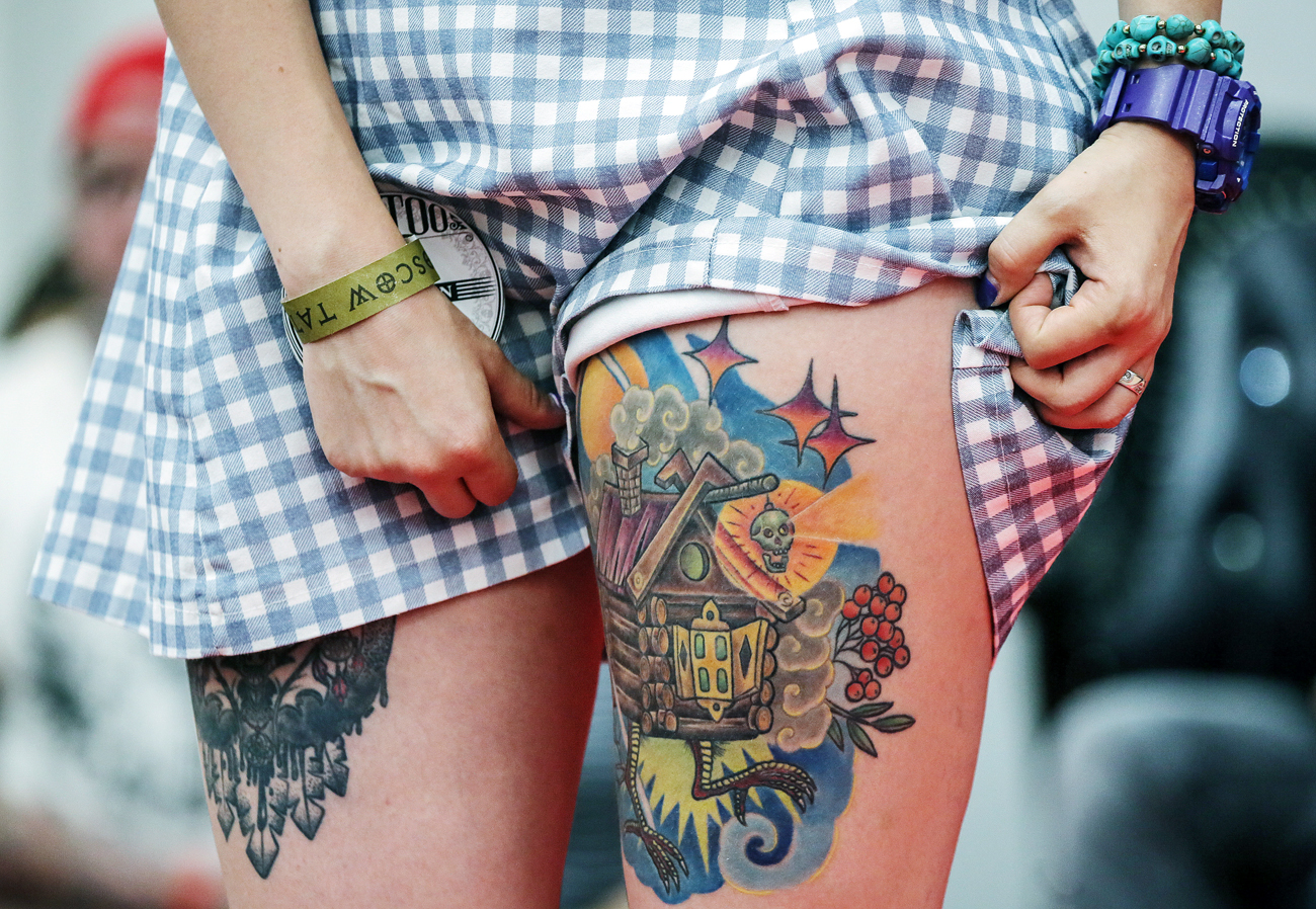 Учесничка во фестивалот „Недела на тетоважи во Мосва“ во трговско-изложбениот центар „Тишинка“