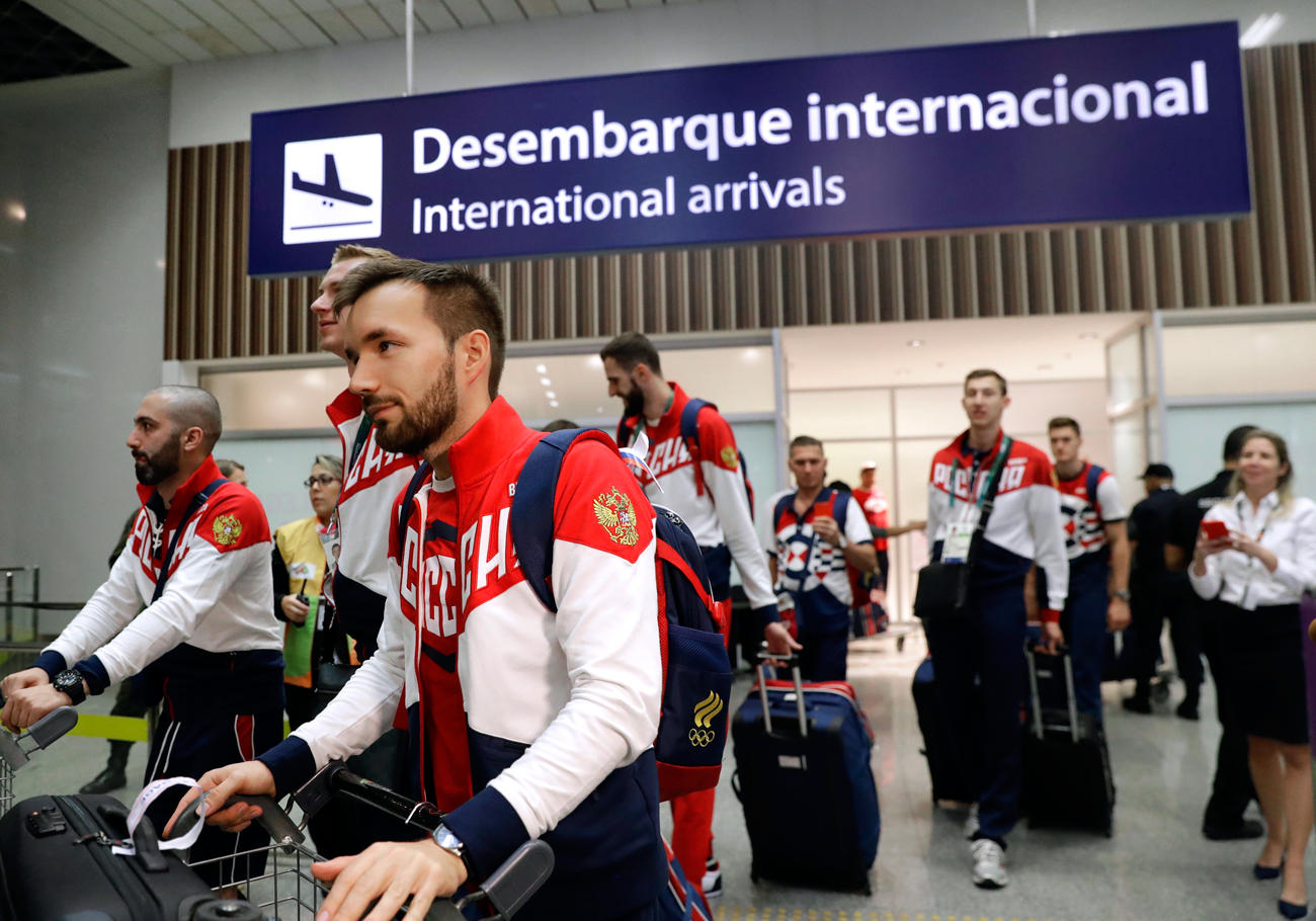 Parte da delegação olímpica da Rússia em chegada ao Galeão, no RJ