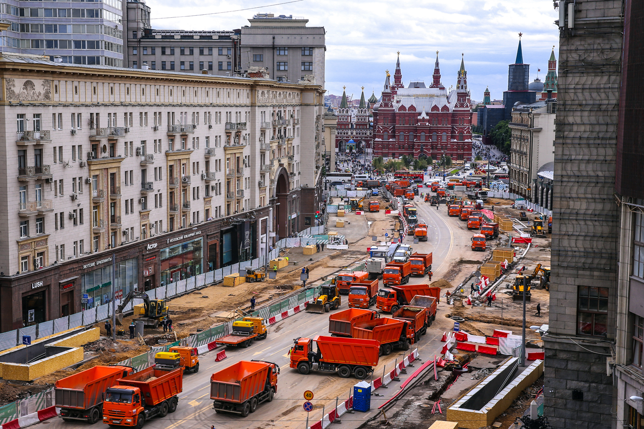 Lavori di restauro sulla via Tverskaya, l’arteria principale della città che conduce al Cremlino