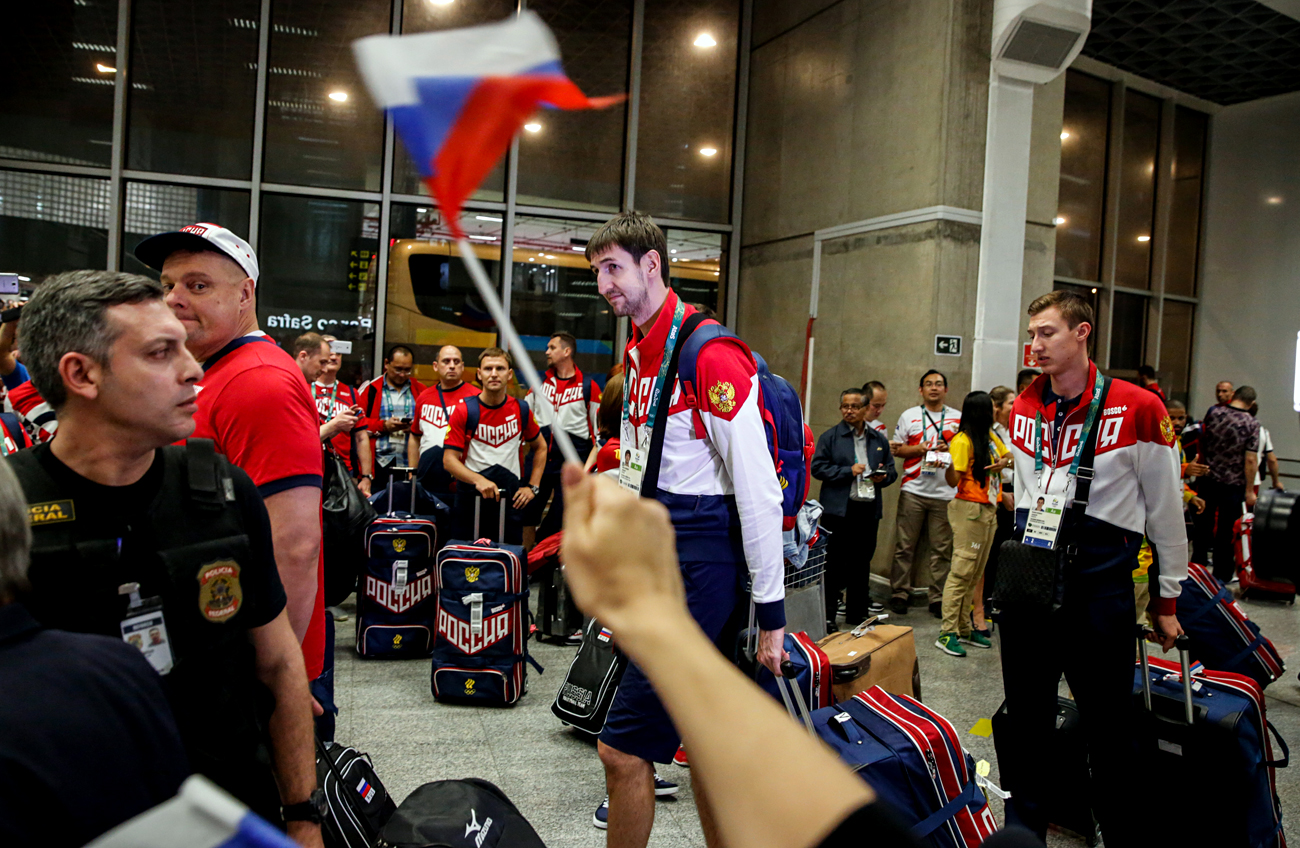 La sélection olympique russe arrive à l'aéroport international Antonio Carlos Jobim International à Rio de Janeiro, au Brésil, le 28 juillet 2016. 