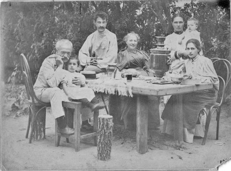 A vida na nova Rússia exigia que todos trabalhassem,  em vez de reunir para tomar chá ou passear ao longo de bosques. / Foto em grupo em datcha, 1896.