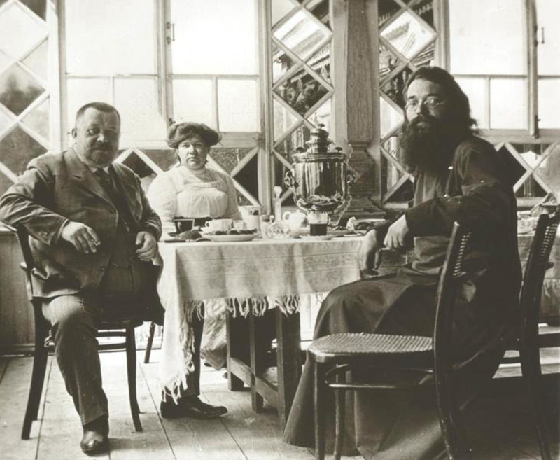 The dacha was also a paradise for those seeking privacy. / Drinking tea at the dacha, 1900s. 