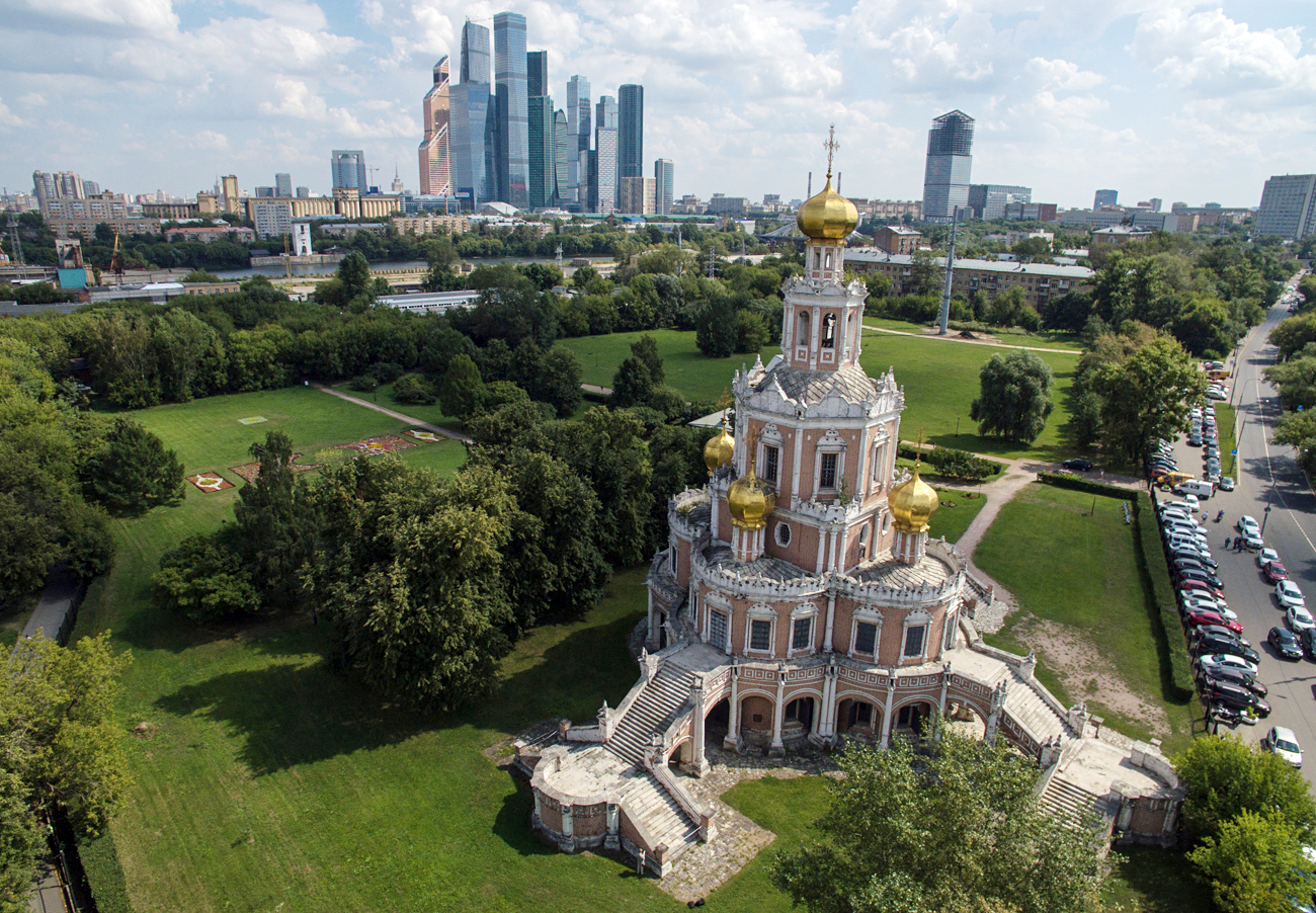 Црквата „Покров на Пресвета Богородица“ во Фили. Во далечина - Московскиот меѓународен деловен центар „Москва Сити“.