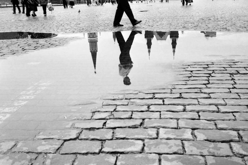L’exposition de photographies Herbert Rothen. Red Square 1999. Streetlifephoto montre une ville sur le point de vivre une nouvelle vie et une nouvelle réalité. L’exposition se déroule jusqu’au 31 août 2016 au musée de Moscou.