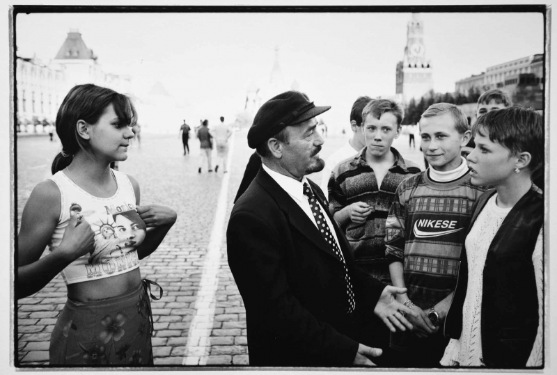 Прави много страхотни снимки, включително на двойник на Ленин, който разговаря с младежите за комунистическите идеи, докато зад гърба му стои момиче с тениска, на която има портрет на Моника Люински.