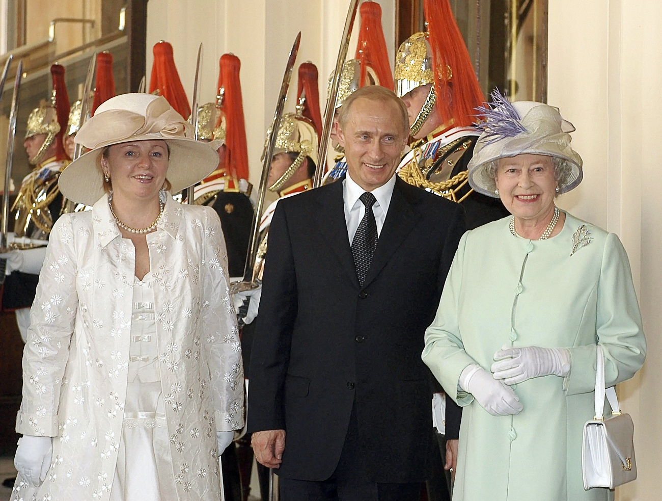 Британската кралица Елизабета II (десно), претседателот на РФ Владимир Путин, кој пристигна во државна посета на Британија и неговата сопруга Људмила во текот на церемонијата за пречек во Лондон.