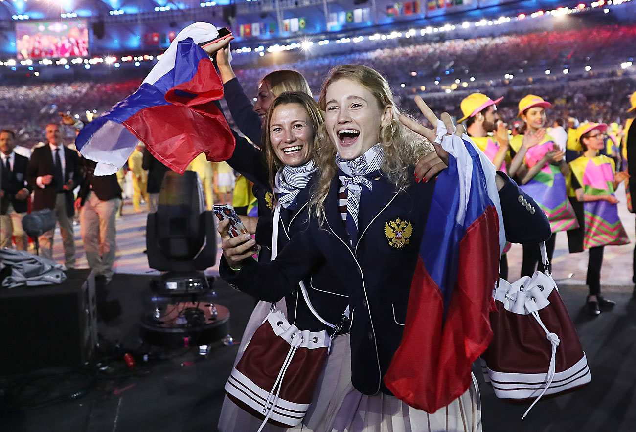 Tako vesele so bile članice ruske državne reprezentance ob prihodu na stadion, na katerem je potekala otvoritvena slovesnost za Poletne olimpijske igre v Riu de Janeiru, Brazilija.