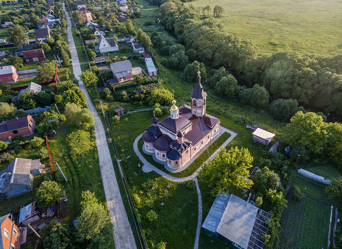 Pokrovsko cerkev so postavili konec  16. stoletja. Nahaja se na posesti družine Šeremetjev v Pokrovsku.