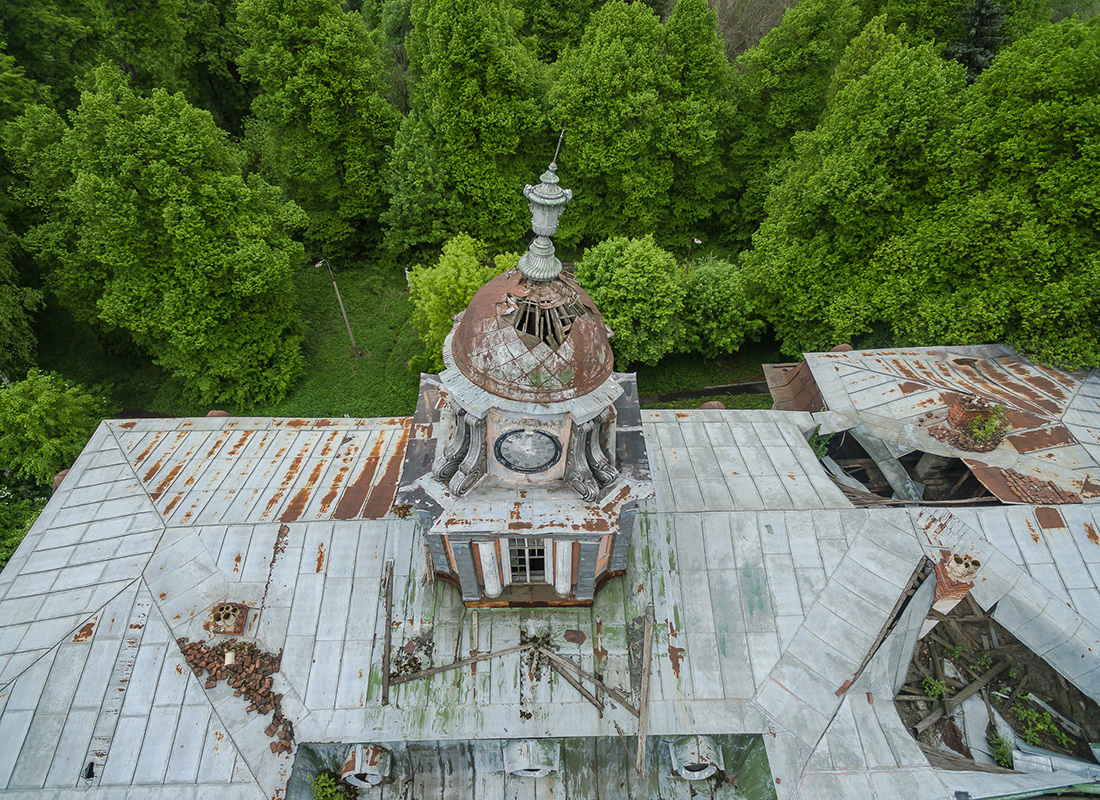 Uničen stolp z urami na hiši na posesti Vinogradovo.